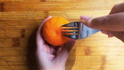 Как быстро почистить мандарин руками и не обрызгаться соком: простой способ - nashsovetik.ru
