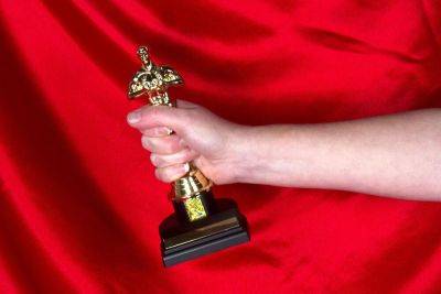 Сколько стоит статуэтка «Оскар»? Малоизвестные факты о знаменитой награде - shkolazhizni.ru - Англия - Сша