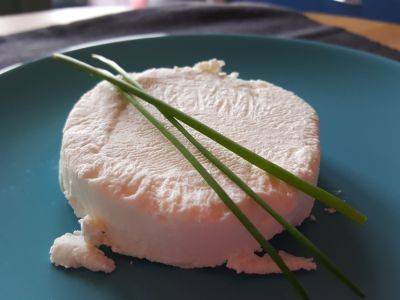 Как приготовить необычный козий сыр?