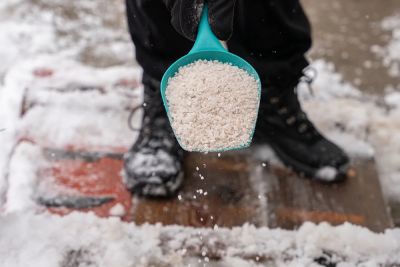 Чем посыпать лёд зимой, чтобы не поскользнуться: простые и эффективные решения - nashsovetik.ru