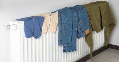 Почему нельзя сушить одежду на батарее - nashsovetik.ru