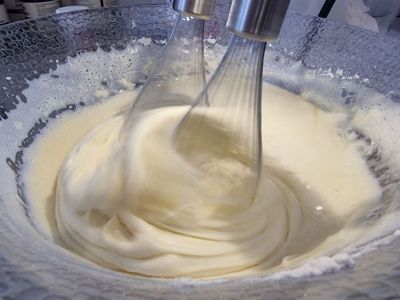 Как взбить сливки без миксера: трюк с банкой, который работает на 100% - belnovosti.by