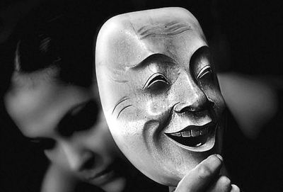 6 признаков, что человек скрывает подлость за маской доброты - cluber.com.ua