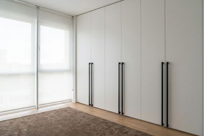 Шкаф под потолок с распашными дверями — это не просто мебель для хранения одежды, а проверенный способ визуально расширить даже самую маленькую комнату. Такой шкаф до потолка устраняет неиспользуемое - kvartblog.ru