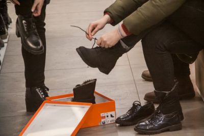 Зачем натирать обувь свечкой перед выходом: старый армейский способ, который спасет вашу кожаную пару - belnovosti.by