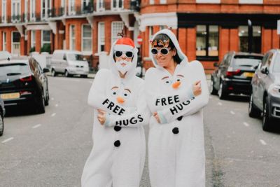 Free Hugs — «Бесплатные объятия», или Как подарить улыбку прохожему? - shkolazhizni.ru