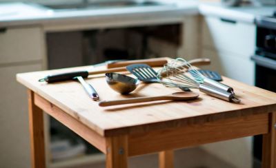 Теперь посмотрите на гору утвари, которая лежит перед вами. Наступает этап бескомпромиссной сортировки. Профессиональные организаторы пространства советуют жёстко отсекать лишнее и не возвращать в ящики - kvartblog.ru