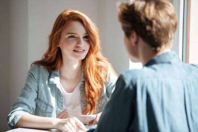 Трюки, помогающие расположить к себе любого собеседника - all-for-woman.com