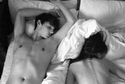 7 уважительных причин, почему нам всем нужно спать гoлышoм - cluber.com.ua