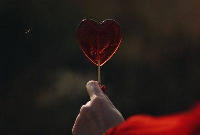 11 признаков в переписке, что мужчина в вас по уши влюблен - cluber.com.ua