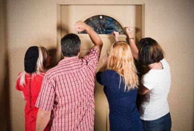 «Прекратите помогать родственникам, которые вас используют»: 3 совета психолога Роберта Чалдини - cluber.com.ua