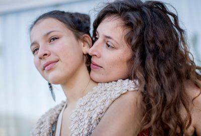 «Мы с дочерью подружки» : почему такая дружба разрушительна для психики ребенка - cluber.com.ua