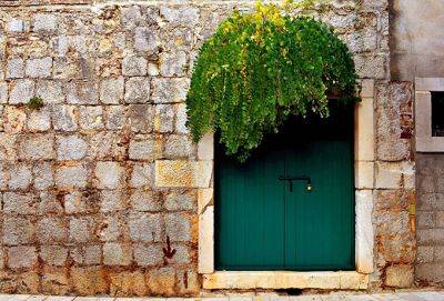 Дверь в стене: притча о нашей жизни и упущенном счастье - cluber.com.ua