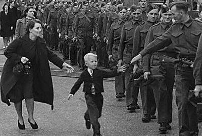 «Подожди меня, папа»: пронзительная история одной фотографии - cluber.com.ua