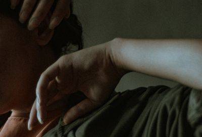 Почему Вселенная сначала сближает нас с людьми, а затем заставляет отпустить их - cluber.com.ua