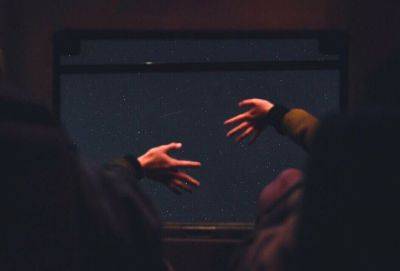 Иногда близкие отпускают твою руку на краю бездны, а совсем чужие внезапно ее подают - cluber.com.ua