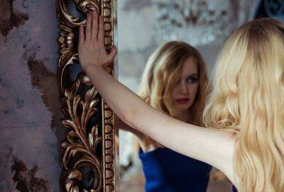 6 признаков женщин-нарциссов - cluber.com.ua