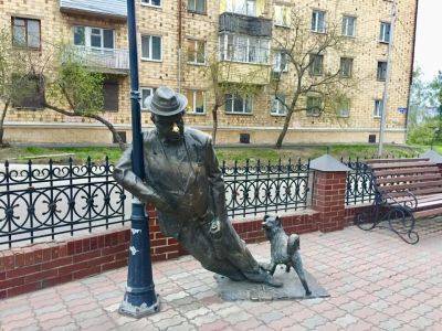 Почему памятник пьянице дяде Васе в Красноярске стал скандальным символом распада СССР и притяжением для туристов и горожан? - shkolazhizni.ru - СССР - Красноярск