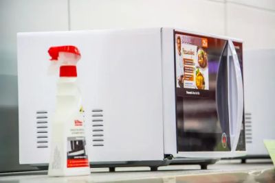 Как почистить микроволновку без усилий: способ с обычной чашкой воды - belnovosti.by