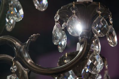 Копеечное средство: для чего нужен нашатырный спирт при мытье люстр - belnovosti.by