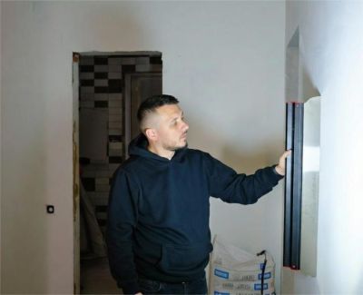 Сергей Нестеров, руководитель «Larsson Механизация», фото из личного архиваПредставьте: вы заходите в квартиру после ремонта, включаете свет — и стены идеальны: ровные, гладкие, без единой волны или - kvartblog.ru