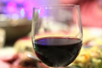 Спасаем ковер: как вывести пятно от красного вина подручными средствами за секунду - belnovosti.by