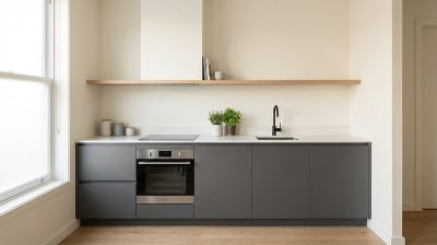 Кухня без навесных шкафов — это не отказ от порядка, а поиск новых способов организации хранения. Вместо привычных шкафчиков под потолком можно установить открытые полки, использовать высокие пеналы - kvartblog.ru