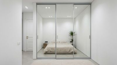 Зеркальный встроенный шкаф-купе — это не просто место для хранения одежды, а функциональное решение, которое визуально увеличивает комнату в два раза. Отражая свет из окна и элементы декора, такие - kvartblog.ru