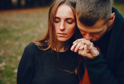 Фальшивые признаки того, что мужчина вас любит — не ведитесь на это - cluber.com.ua