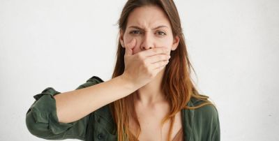 Как избавиться от неприятного запаха изо рта: привычки и продукты для свежего дыхания - nashsovetik.ru
