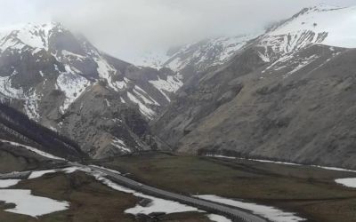 Военно-Грузинская дорога. Что можно увидеть и узнать по пути к горнолыжному курорту Гудаури? - shkolazhizni.ru - Грузия